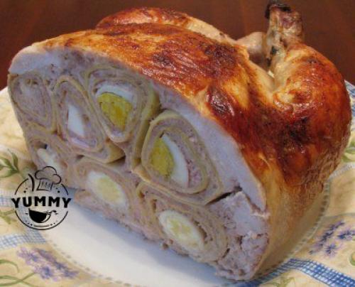 Курица, фаршированные блинчиками свининой и яйцами.

