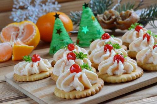 Закуска на крекерах с крабовыми палочками.