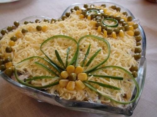 Салат с курицей и грибами.