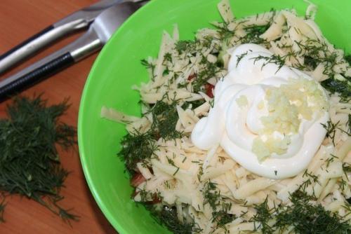 Салат из ветчины, помидоров, огурцов и сыра. 05