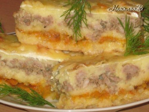 Картофельная запеканка с мясной и овощной прослойками.