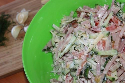 Салат из ветчины, помидоров, огурцов и сыра. 06
