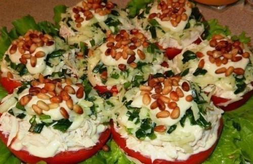 Салат - закуска с курицей и грецкими орехами.