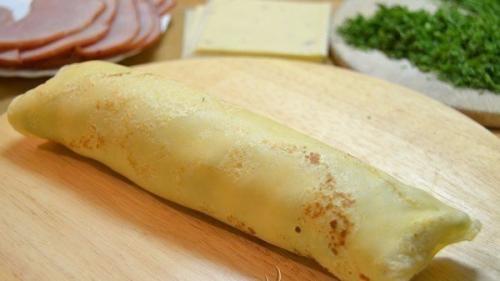 Блинные рулетики с начинкой из ветчины и сыра. 08