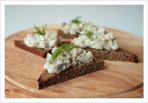 Форшмак.  Ингредиенты:  Сельдь соленая 400 г.