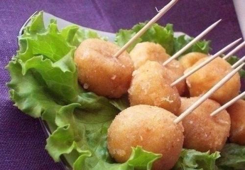 Сырные шарики жареные с чесноком. Сырные шарики жареные с чесноком.