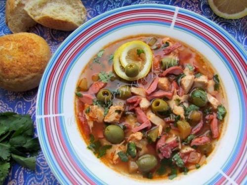 Солянка с колбасой и курицей.