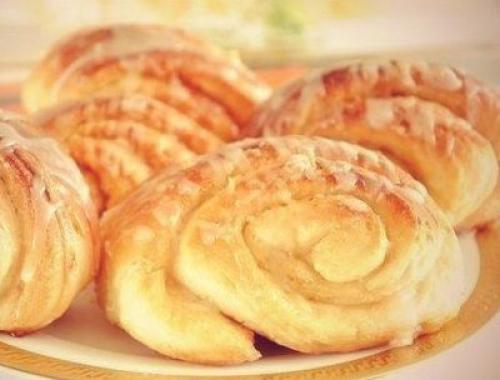 Карамельные булочки с глазурью.