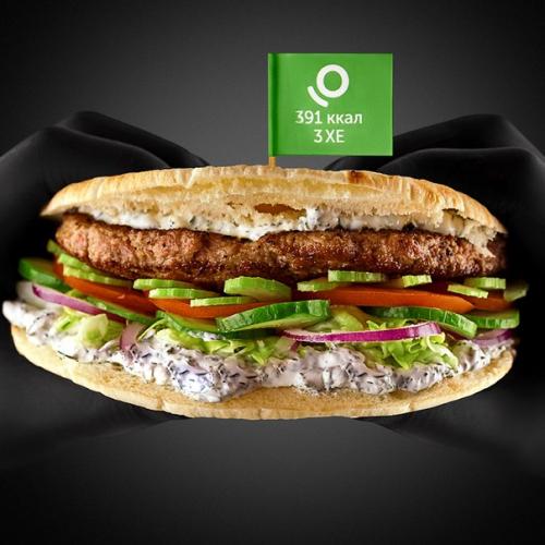 Сочная, поджаренная на гриле котлета, свежие овощи, мягкая булочка и ароматный соус ….