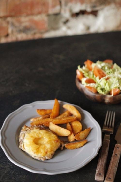 Свинина, запеченная с ананасами.