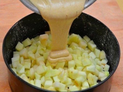 Яблочная шарлотка. Воздушная, сладкая, прямо тает во рту. 02