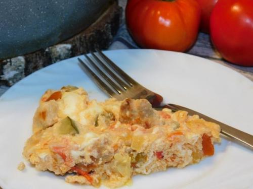 Омлет с мясом и овощами.