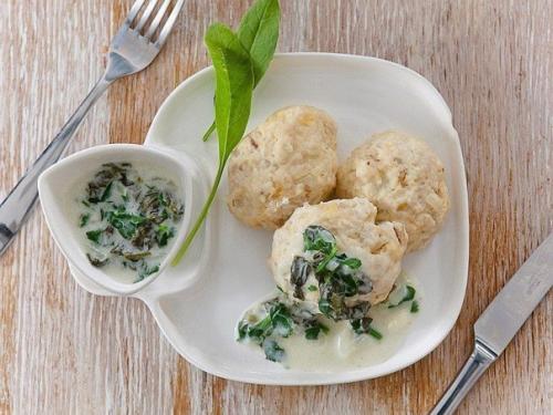 Тефтели из куриной грудки с лёгким, ароматным соусом - вкусный и питательный ужин.