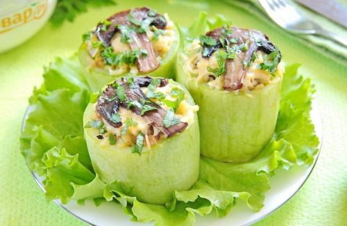 Кабачки, фаршированные булгуром и грибами.

