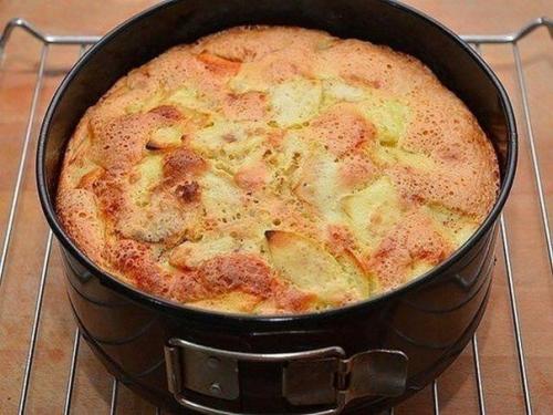 Яблочная шарлотка. Воздушная, сладкая, прямо тает во рту.