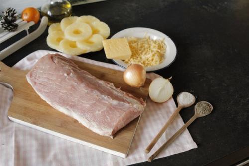 Свинина, запеченная с ананасами. 01
