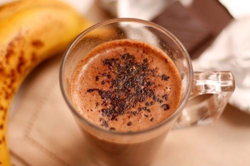 Горячий банановый коктейль с шоколадом.