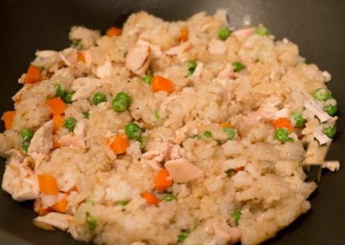 Рис с курицей на сковороде.