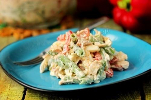 Салат Шедевр с курицей и сладким перцем.