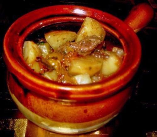 Мы готовим в горшочках: мясо с картофелем и овощами.