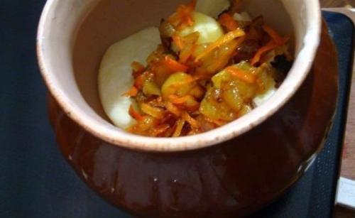 Картошка, тушенная с мясом в горшочке. 04