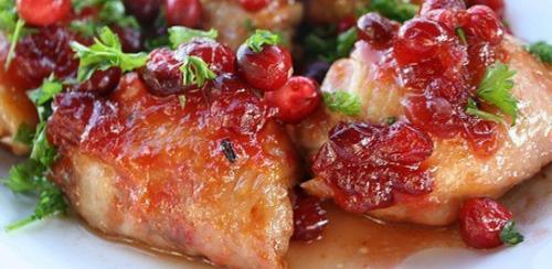 Куриная грудка под соусом из клюквы.
