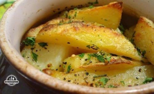 Картошка, тушенная с мясом в горшочке.

