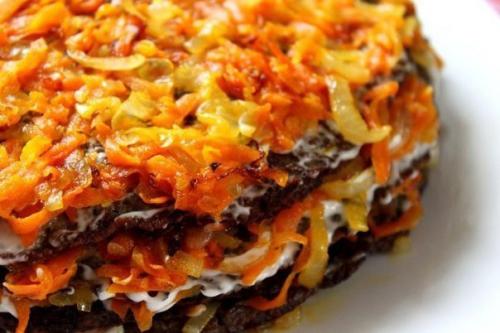 Печеночный торт с морковью и луком.
