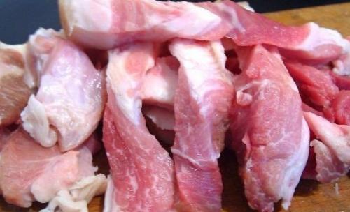 Картошка, тушенная с мясом в горшочке. 01