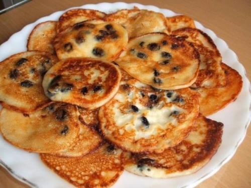 Оладьи из манной крупы с яблоком и изюмом. Оладьи из манной крупы с яблоком и изюмом.