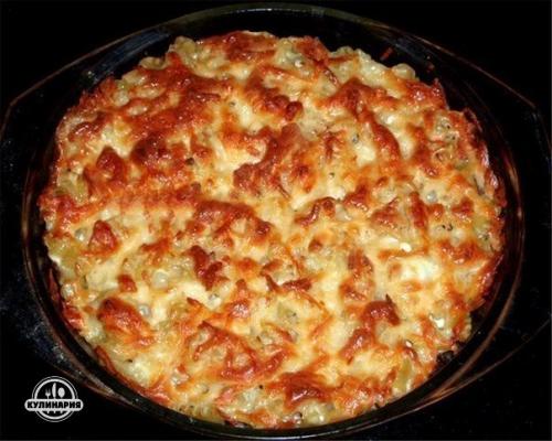Запеканка из макарон с курицей и грибами.