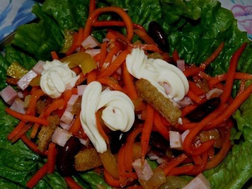 Салат с красной фасолью и корейской морковью.