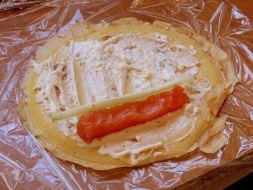 Закусочные роллы из омлета с красной рыбой. 08