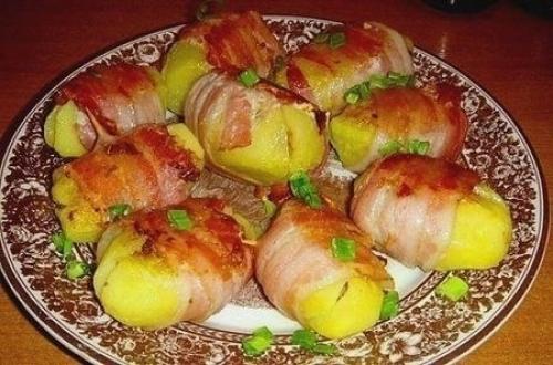 Картофель с мясной начинкой запеченный в беконе.