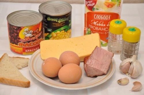 Салат с чесночными сухариками. 01