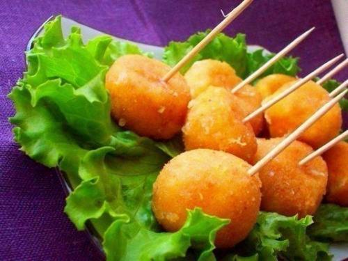 Сырные шарики жареные с чесноком.