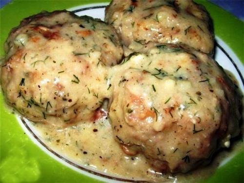 Котлетки в соусе из плавленого сыра.