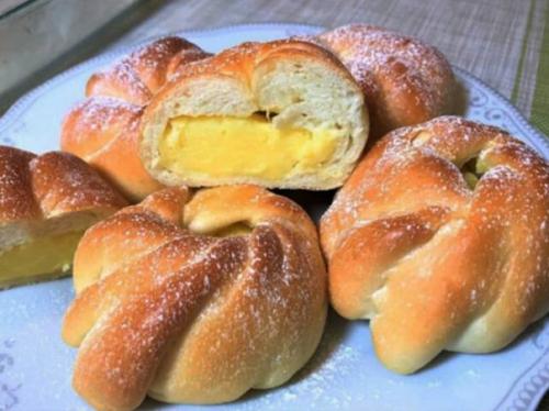 Тающие во рту сдобные булочки с кремом. Тающие во рту сдобные булочки с кремом.