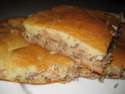 Быстрый рыбный пирог с консервами и рисом.