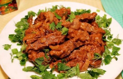 Бефстроганов.  Ингредиенты:   Говядина - 700 г.