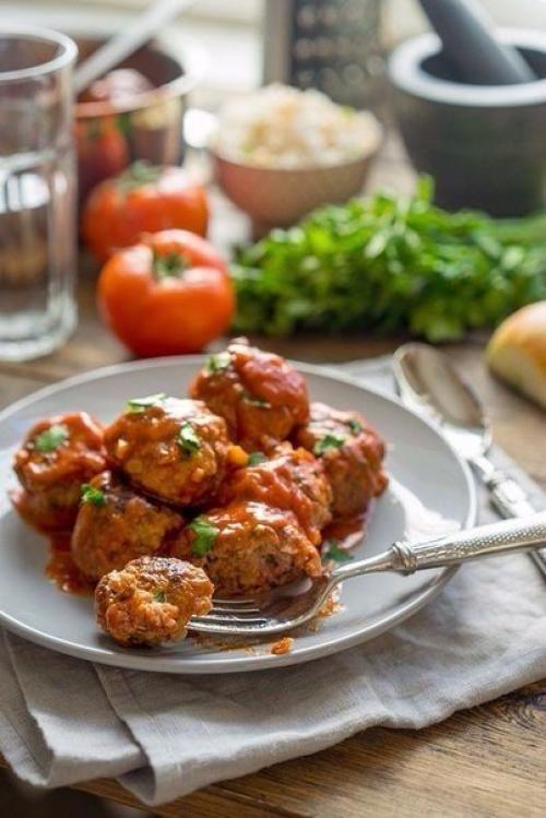 Быстрые тефтели в остром томатном соусе.