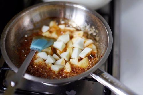 Пирог с яблоками и вареной сгущенкой. 02