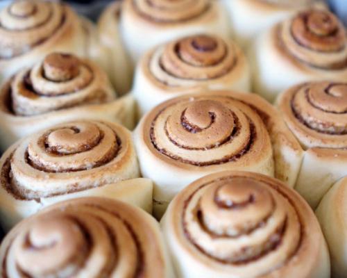 Ароматные булочки с корицей и сливочным кремом. 05