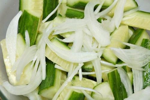 Огурцы по-корейски.   Многие любят покупать на рынках различные овощные салаты по-корейски. 01