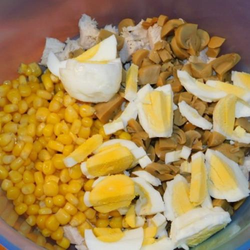 Салат с грибами, курицей и кукурузой. 03