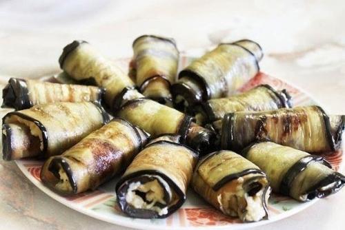 Рулетики из баклажанов с сыром и чесноком.