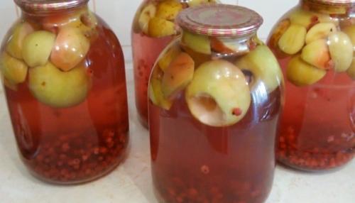 Компот из красной смородины с яблоками.