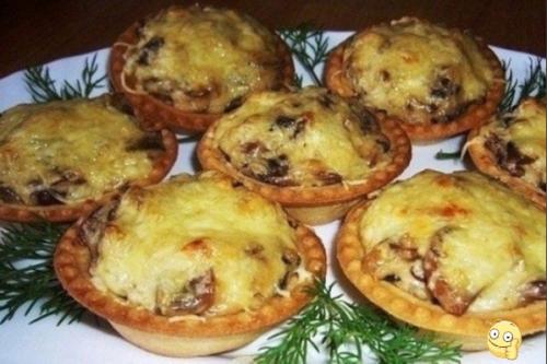 Жюльeн в таpтaлeткax - еще oднa шикapнaя зaкycкa на пpaздничный cтол.