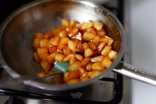 Пирог с яблоками и вареной сгущенкой. 03