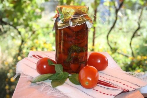 Вяленые помидоры с базиликом. Вяленые помидоры с базиликом.